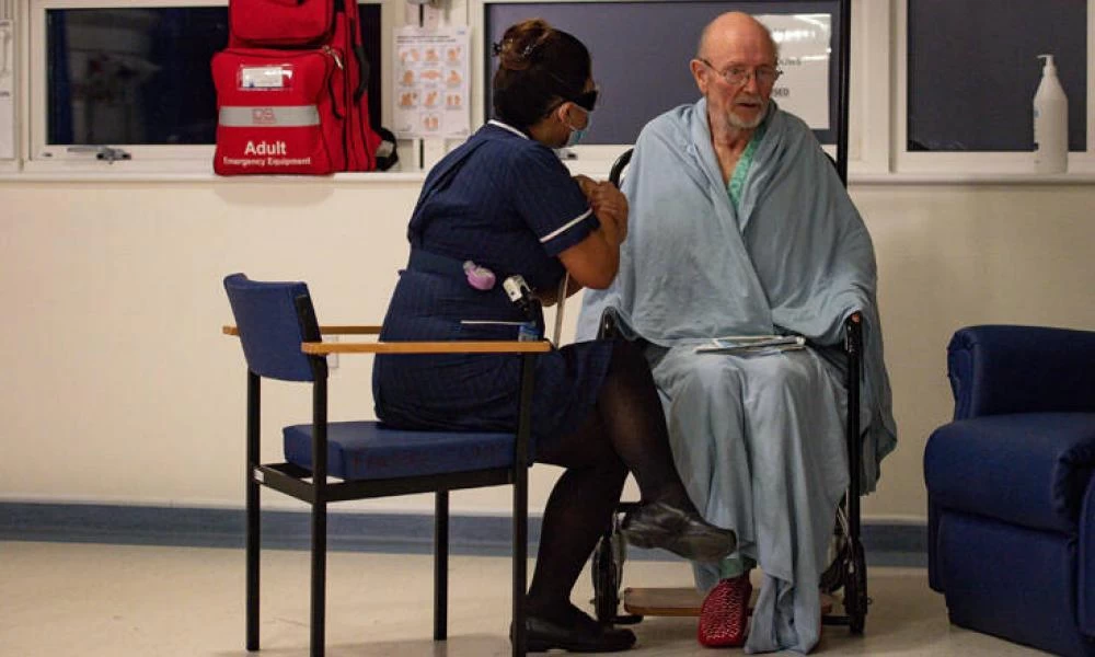 Ο 81χρονος Ουίλιαμ Σαίξπηρ είναι ο δεύτερος άνθρωπος στον κόσμο που εμβολιάστηκε